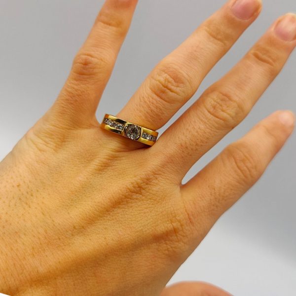 Anillo Solitario con Diamantes en los Costados en Oro 18K