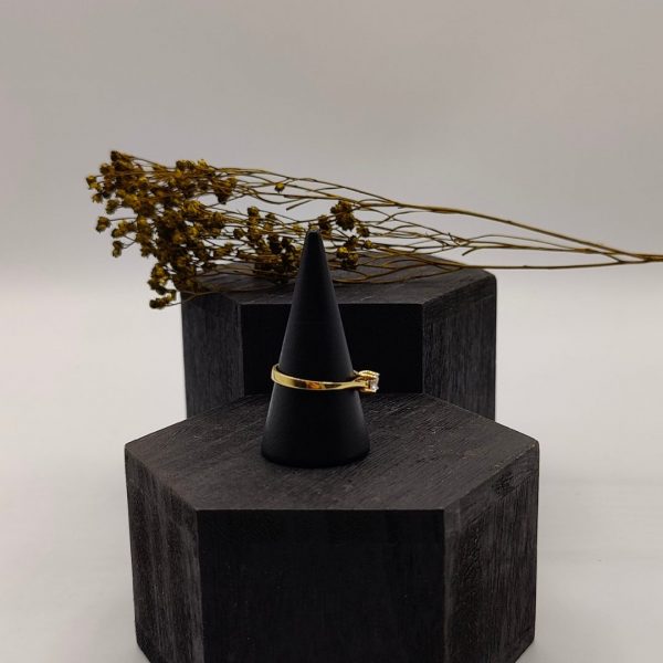 Anillo Solitario con Circonita en Oro de 18K