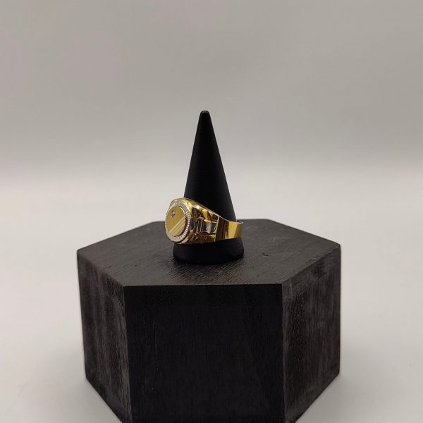 " Anillo Sello Redondo con Circonita y Detalles en Oro Blanco y Estilo Correa en los Laterales en Oro de 18K"