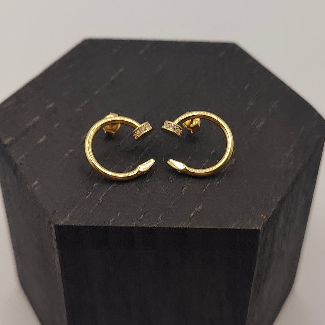 Pendiente aro clavo con circonitas estilo Cartier en oro de 18k
