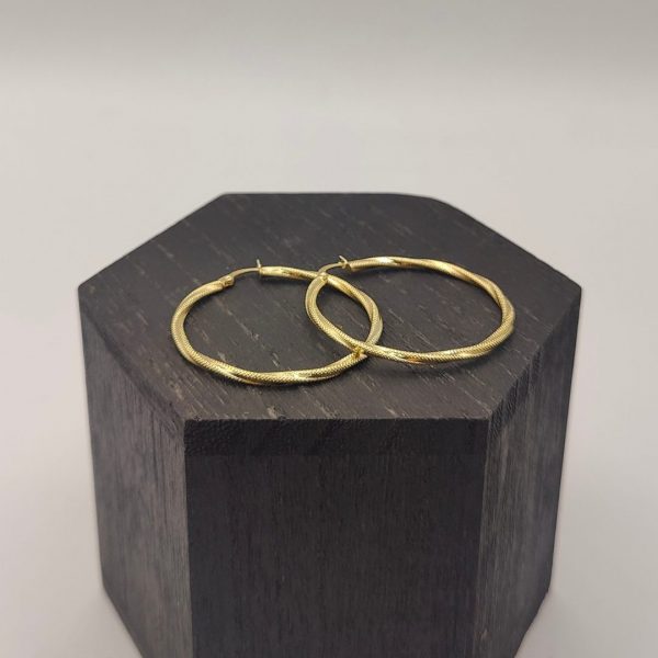 Pendiente aro rizado con textura combinando mate y brillo de 37 mm de diámetro en oro de 18k
