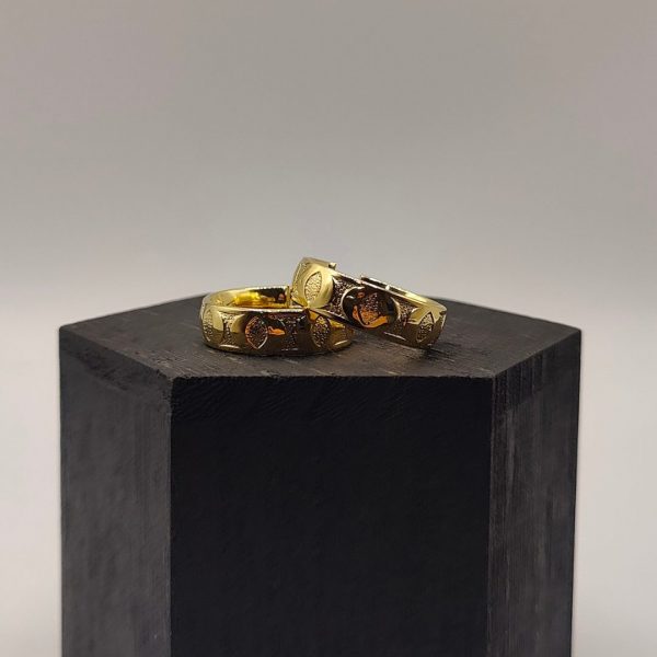 Pendiente aro con dibujos grabados combinando mate y brillo en oro de 18k