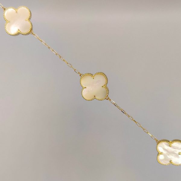 Pulsera de Tres Flores de nácar Estilo Van Cleef con Cadena Tipo Rolo de Oro de 18K