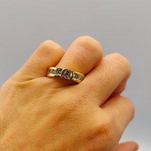 Anillo Solitario con Diamantes en los Costados en Oro 18K