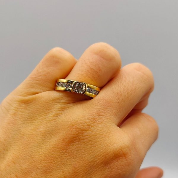 Anillo Solitario con Diamantes en los Costados en Oro 18K