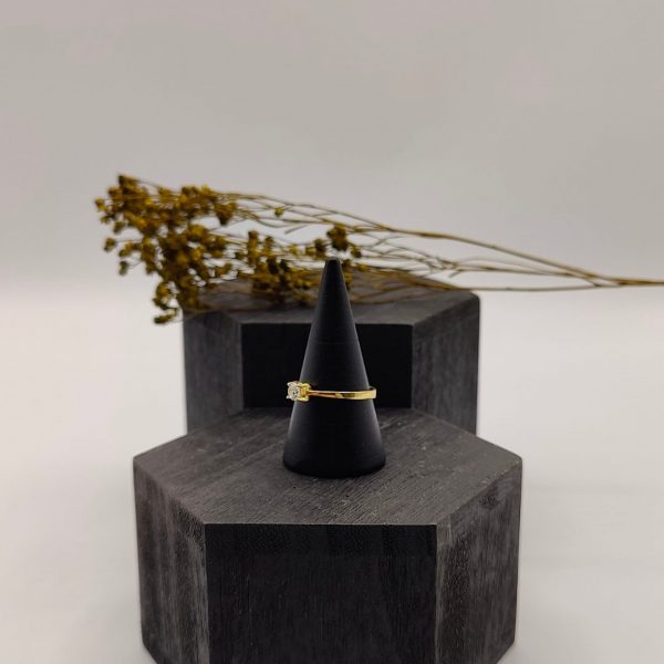 Anillo Solitario con Circonita en Oro de 18K