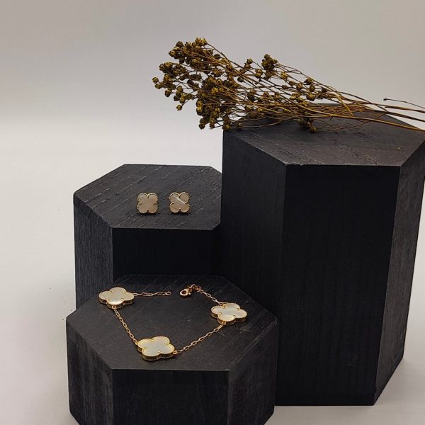 Pulsera de Tres Flores de nácar Estilo Van Cleef con Cadena Tipo Rolo de Oro de 18K
