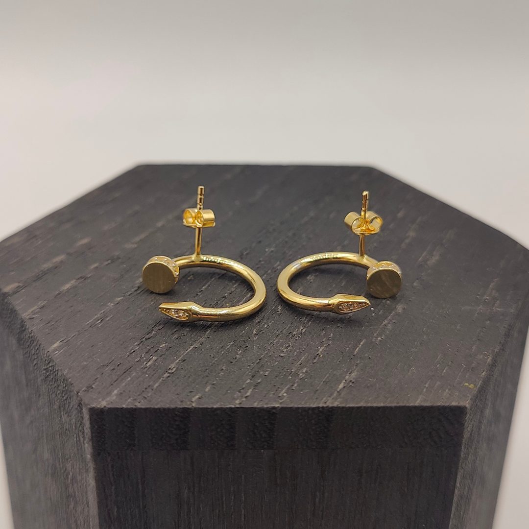 Pendiente aro clavo con circonitas estilo Cartier en oro de 18k