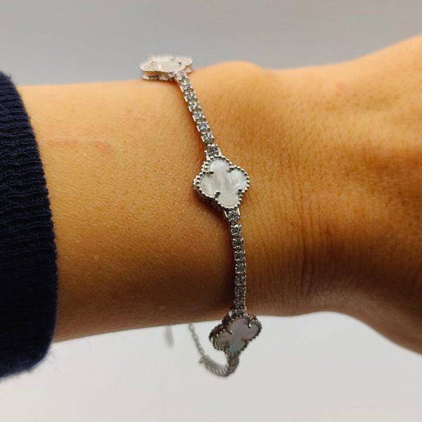 Pulsera de plata estilo riviera con 3 flores nacar