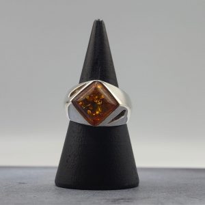 Anillo de plata con piedra ámbar