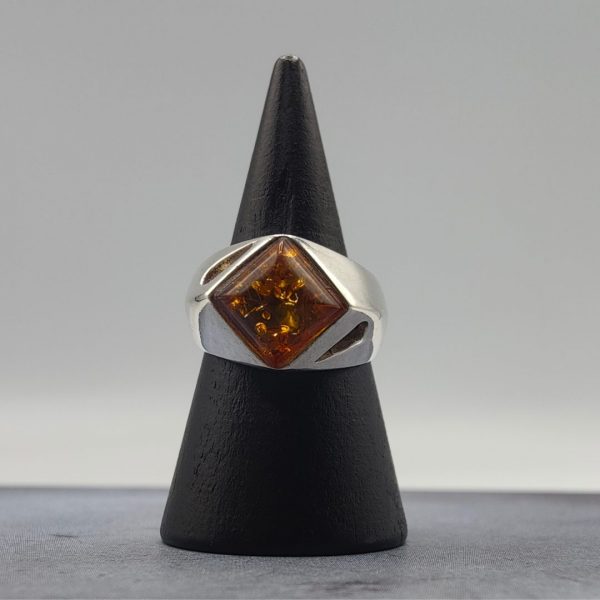 Anillo de plata con piedra ámbar