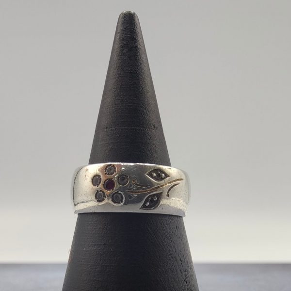 Anillo con flor grabada con circonitas