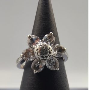 Anillo flor con circonitas