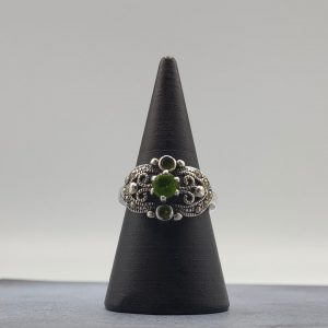 Anillo vintage con turmalina verde