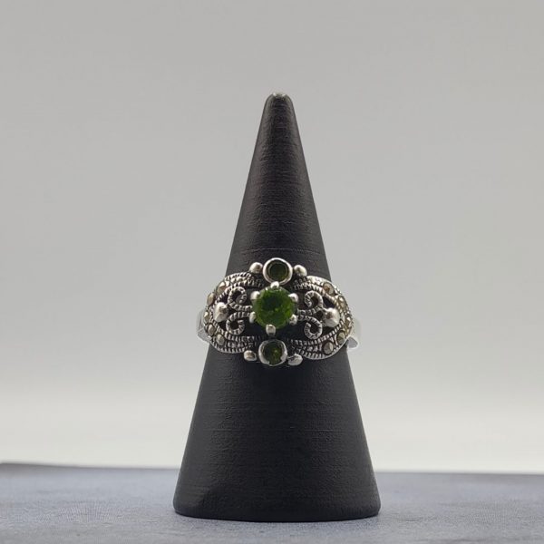 Anillo vintage con turmalina verde
