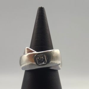 Anillo con circonita engastada en medio