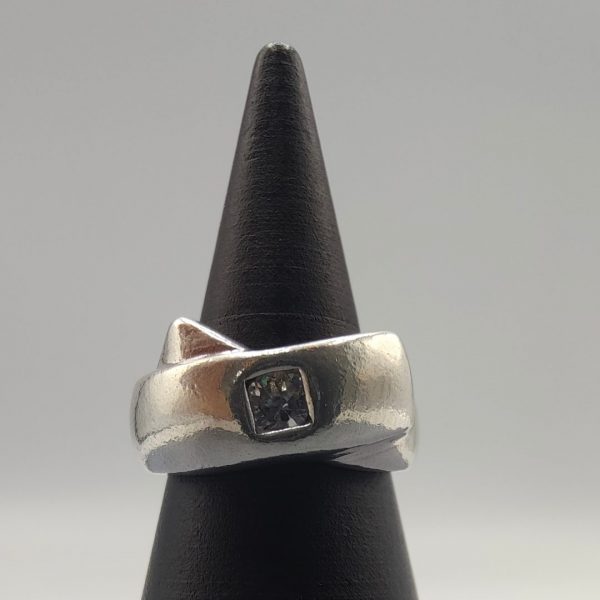 Anillo con circonita engastada en medio