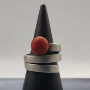 Anillo remolino con piedra redonda de coral manzano