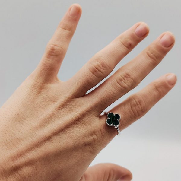 Anillo de Plata con Flor Van Cleef y Piedra Malaquita – Elegancia y Sofisticación