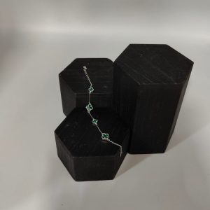 Pendientes de Plata con Flor Van Cleef y Piedra Malaquita – Sofisticación y Estilo
