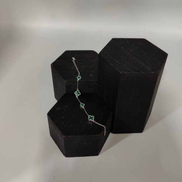 Pendientes de Plata con Flor Van Cleef y Piedra Malaquita – Sofisticación y Estilo