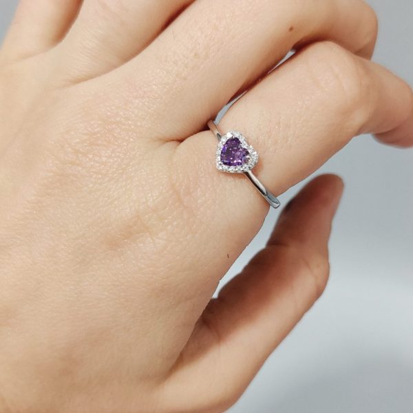 Anillo de Plata con Corazón y Circonita Lila – Romanticismo y Brillo