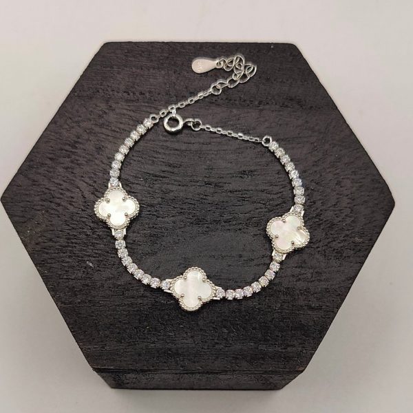 Pulsera de plata estilo riviera con 3 flores nacar