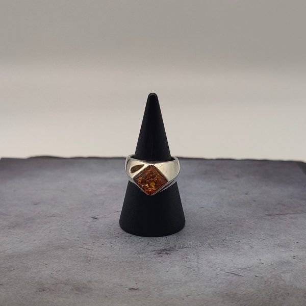 Anillo de plata con piedra ámbar