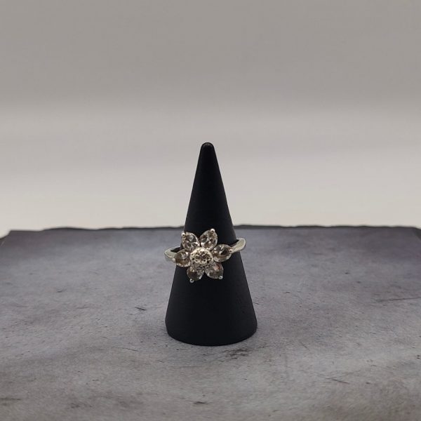 Anillo flor con circonitas