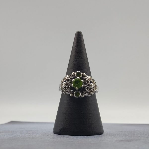 Anillo vintage con turmalina verde