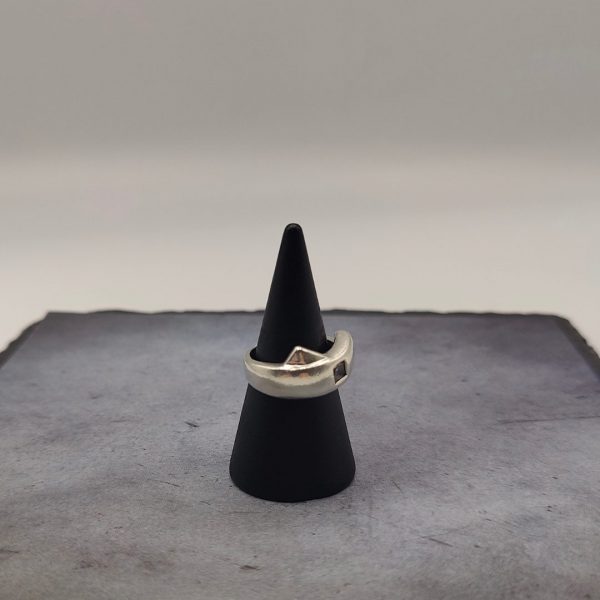 Anillo con circonita engastada en medio