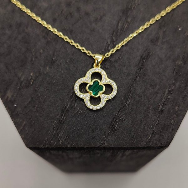 cadena rolo con una flor van cleef de circonitas y una más pequeña de malaquita