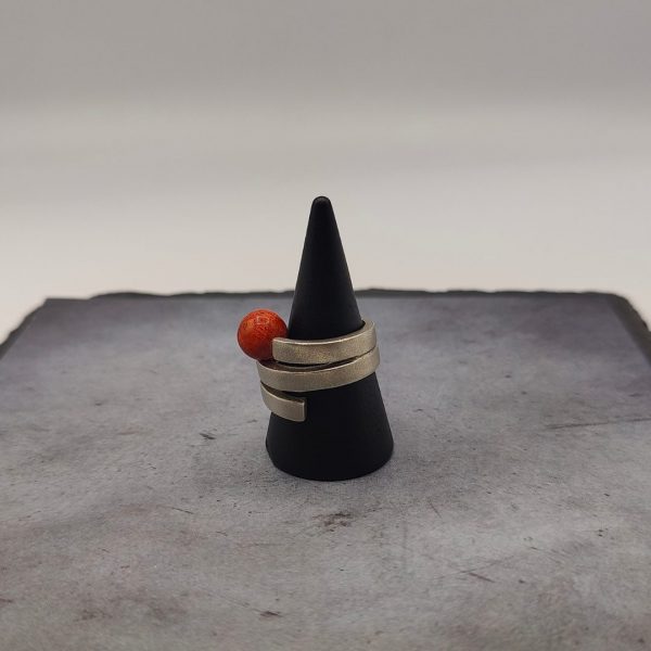 Anillo remolino con piedra redonda de coral manzano