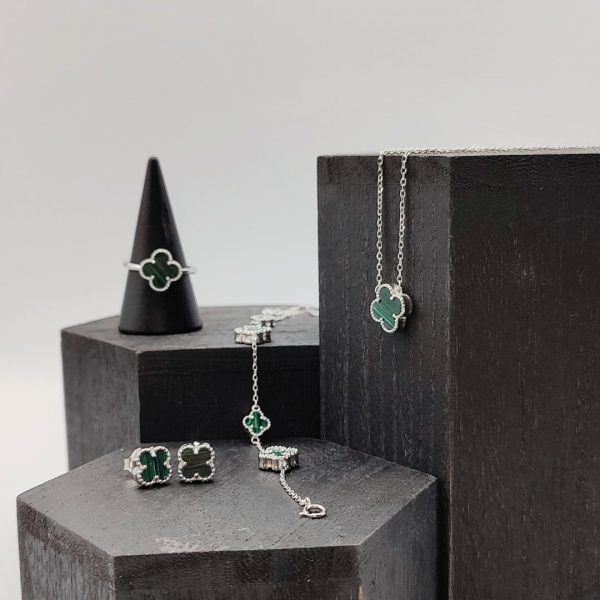Collar de Plata con Flor Van Cleef y Piedra Malaquita – Elegancia Atemporal
