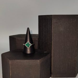 Anillo de Plata con Flor Van Cleef y Piedra Malaquita – Elegancia y Sofisticación