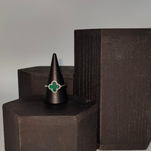 Anillo de Plata con Flor Van Cleef y Piedra Malaquita – Elegancia y Sofisticación