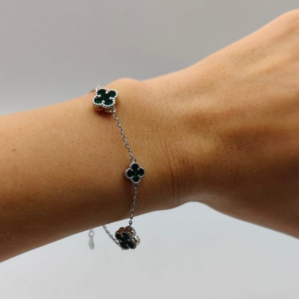Pendientes de Plata con Flor Van Cleef y Piedra Malaquita – Sofisticación y Estilo