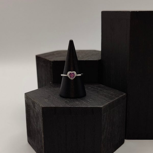 Anillo de Plata con Corazón y Circonita Lila – Romanticismo y Brillo
