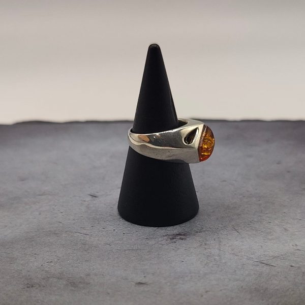 Anillo de plata con piedra ámbar