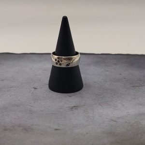 Anillo con flor grabada con circonitas