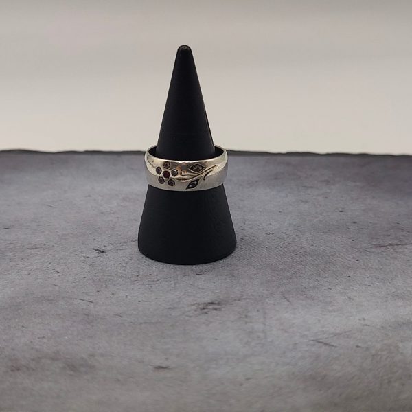 Anillo con flor grabada con circonitas