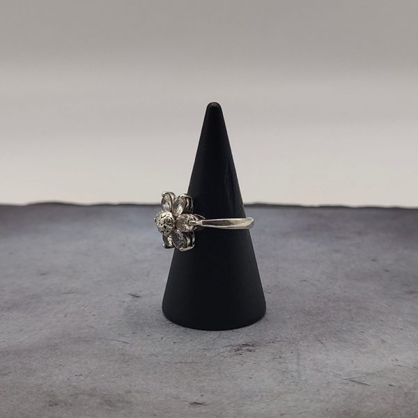 Anillo flor con circonitas