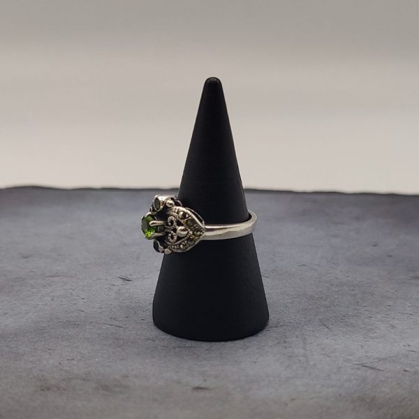 Anillo vintage con turmalina verde