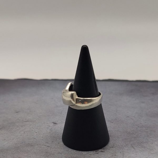 Anillo con circonita engastada en medio