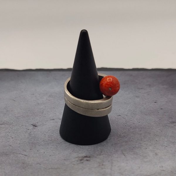Anillo remolino con piedra redonda de coral manzano