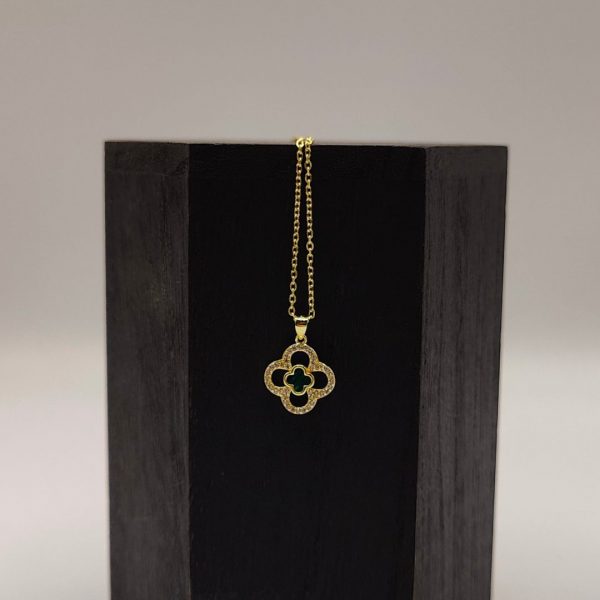 cadena rolo con una flor van cleef de circonitas y una más pequeña de malaquita