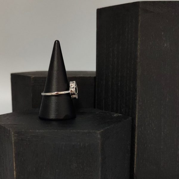 Anillo de Plata con Flor Van Cleef y Piedra Malaquita – Elegancia y Sofisticación