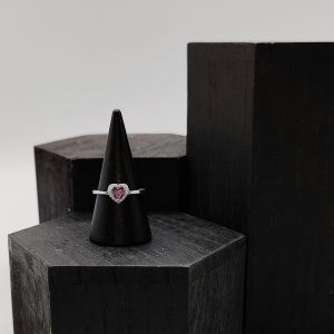 Anillo de Plata con Corazón y Circonita Lila – Romanticismo y Brillo