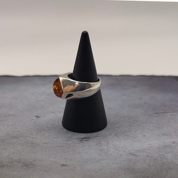 Anillo de plata con piedra ámbar