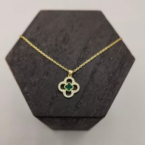 cadena rolo con una flor van cleef de circonitas y una más pequeña de malaquita